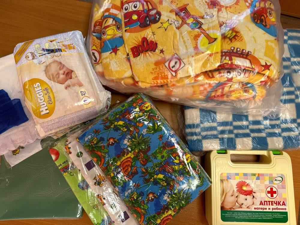 Семьи коренных народов Севера получают комплекты для новорожденных